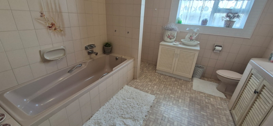 5 Bedroom Property for Sale in Hartenbos Central Western Cape